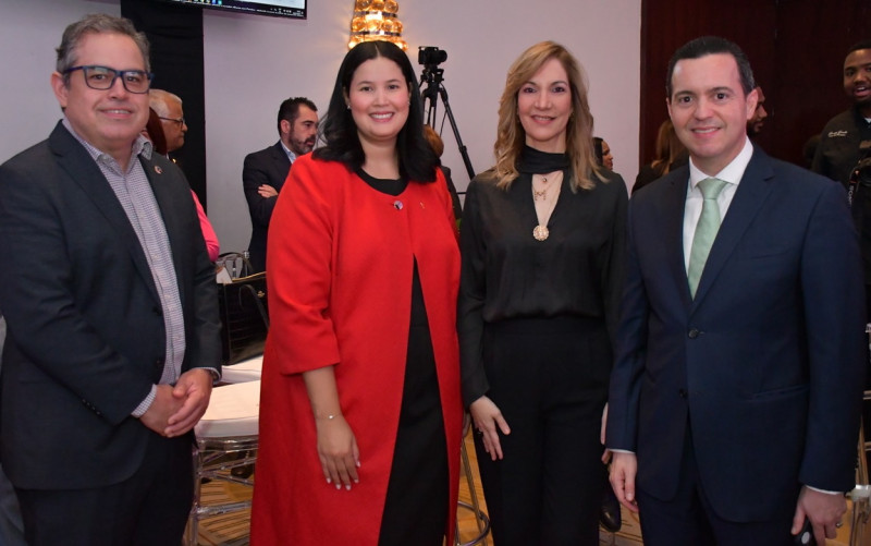 Paul Soto, Julissa Vázquez, María Teresa Ferreiro y Carlos Santelises.