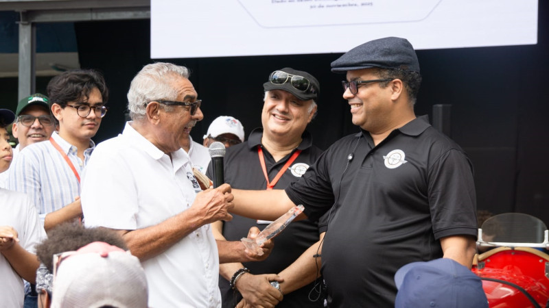 Juan Carlos Peña y Miguel Franjul Pérez entregan reconocimiento a Quirilio Vilorio.