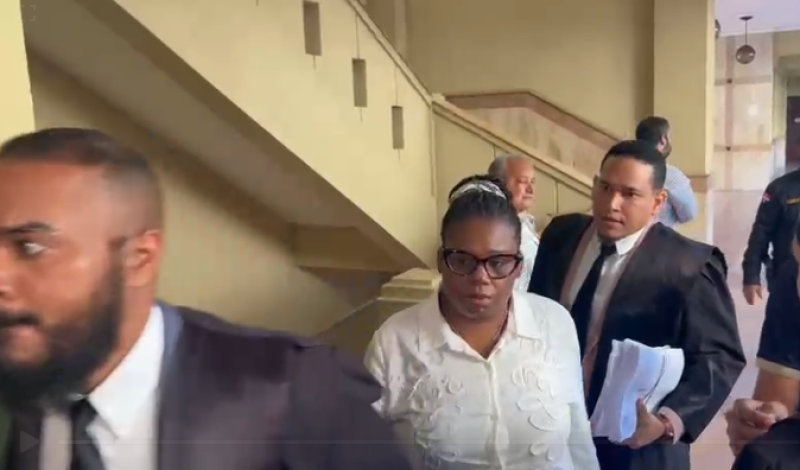 Llegada de la señora Lovely Joseph, madre de Stephora Ann-Mircie Joseph, al Palacio de Justicia de Santiago.