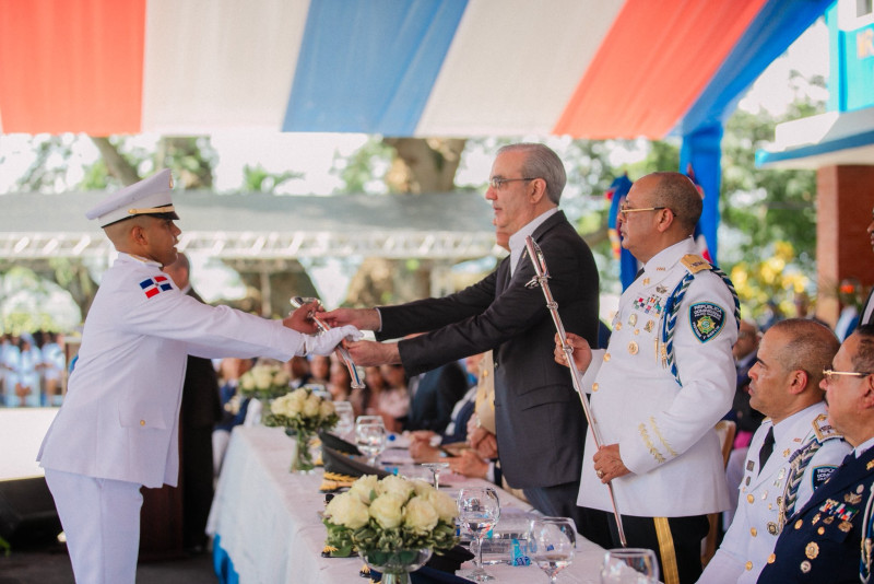 El presidente Abinader tomó el Juramento a los nuevos oficiales y encabezó el ceremonial de entrega de entrega de sables, símbolo del compromiso institucional asumido por los cadetes como oficiales policiales.