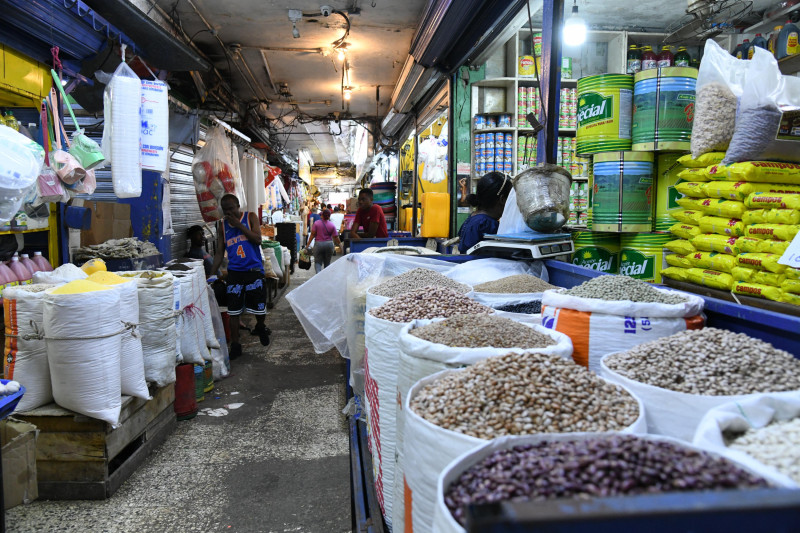 Reporteros del Listín Diario constataron en mercados de la capital la baja afluencia de clientes. Ciudadanos dijeron que la principal problemática es que “no hay dinero en la calle”.