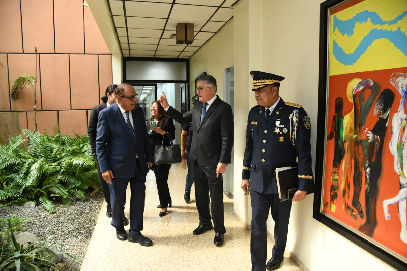 El director del Listín Diario, Miguel Franjul, encamina a los participantes hacia el salón donde se realizó el panel.