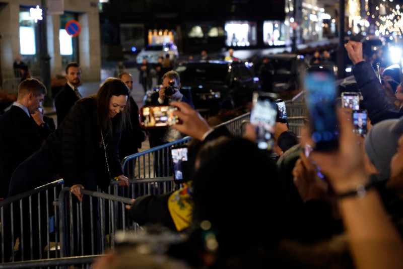 La premio Nobel de la Paz, María Corina Machado (izq.), salta una barrera de seguridad para saludar a sus partidarios reunidos frente al Grand Hotel en Oslo, Noruega, en la madrugada del 11 de diciembre de 2025.