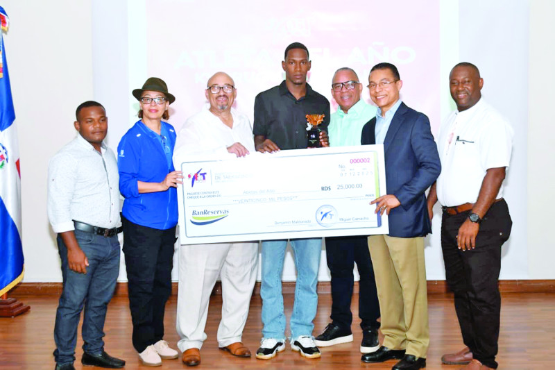 Wander González es premiado como Atleta del Año en  Kyorugui (Combate) Masculino por la Federación Dominicana de Taekwondo.