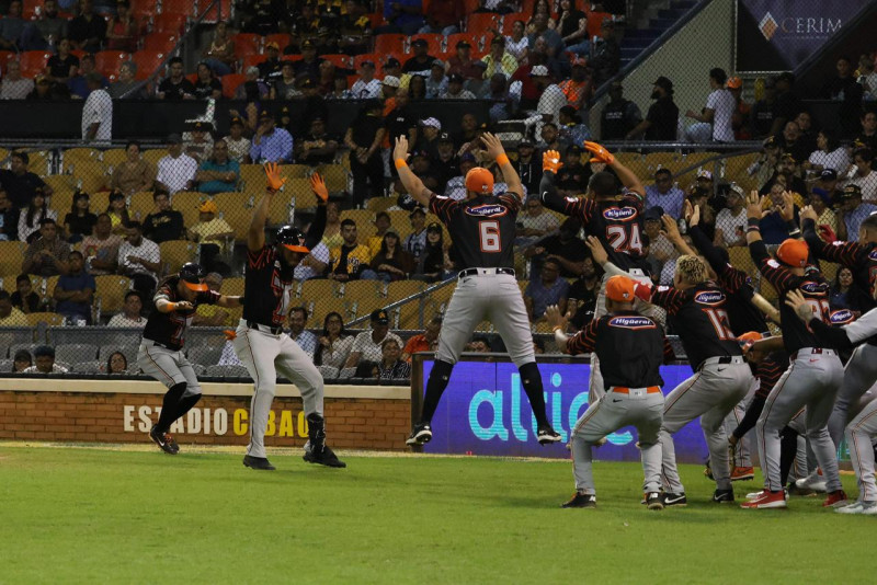 Bryan De La Cruz, de los Toros, es recibido por sus compañeros tras pegar un jonrón frente a las Águilas Cibaeñas.