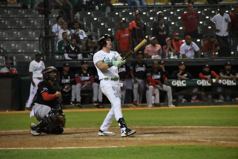Josh Lester, de las Estrellas, conecta el jonrón de oro para dejar en el terreno al Escogido, el 10 de diciembre del 2025.