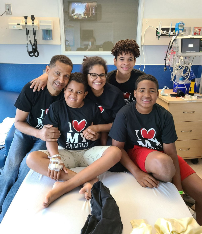 Jhocelin Gilbert junto a su familia, incluyendo el pequeño que falleció a causa de un tumor cerebral.