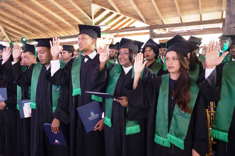 los graduandos asumieron extensas jornadas de estudio, investigación y prácticas como parte de su preparación