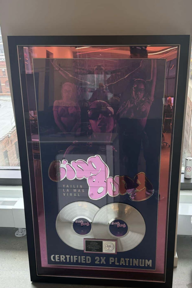 Foto que muestra el doble disco de platino que recibió Yailin de la RIAA por “Bing bong”, canción que acumula más de 400 millones de reproducciones en YouTube y Spotify.