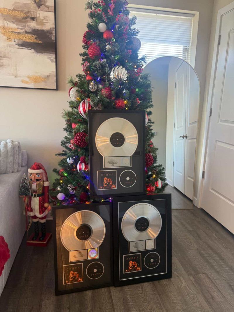 RIAA reconoció  a Yailin con varios discos de platino.