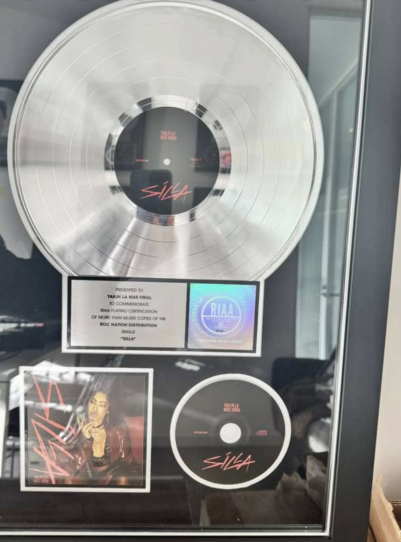 RIAA reconoció  a Yailin con varios discos de platino.