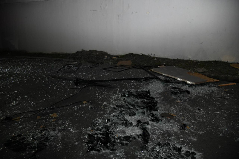 Cristales rotos producto de la explosión en el sector Villa Marina, el 10 de diciembre de 2025.