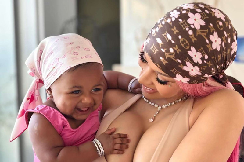 Cardi B y su hija Blossom, de 1 año.