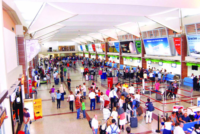 Autoridades refuerzan medidas sanitarias en aeropuerto.