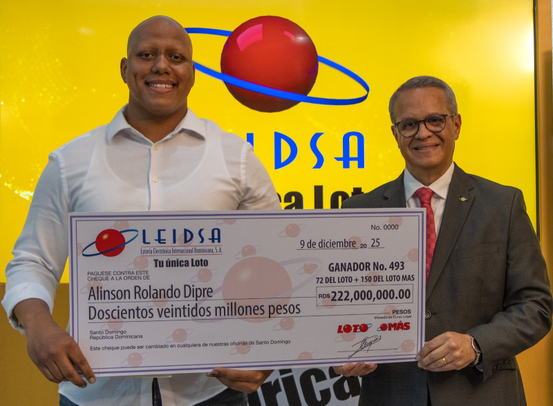 Alinson Rolando Dipré recibe su cheque.