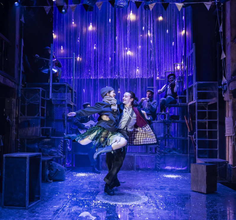 Annabelle Aquino y Tom Babbage en una escena de "La Sirenita" ("The Little Mermaid", el musical de Watermill Theatre, en Londres.