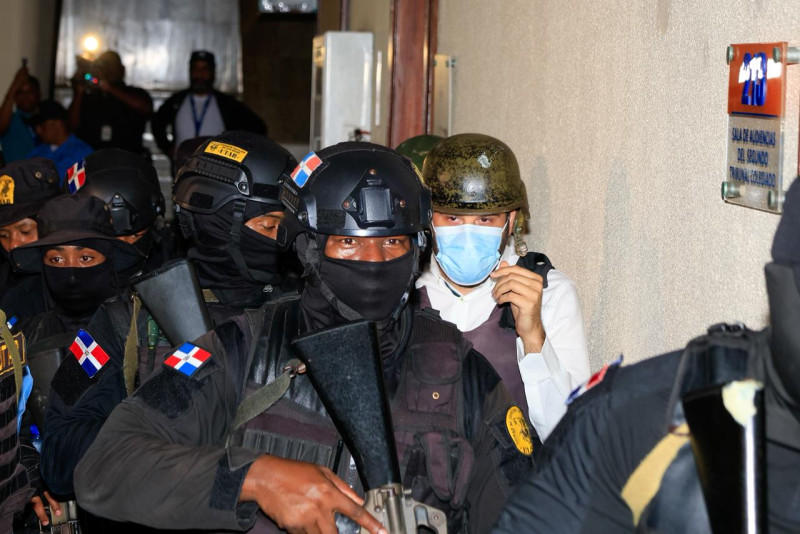 Momento de la conducción a la primera audiencia de medida de coerción contra los acusados de desfalcar al Estado dominicano con miles de millones de pesos del Seguro Nacional de Salud (SeNaSa).