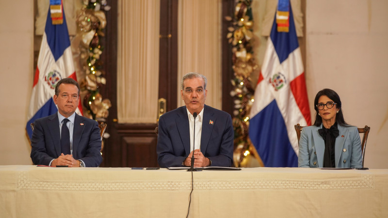 El presidente Luis Abinader junto al ministro Víctor -Ito- Bisonó y la presidenta de Adozona, Claudia Pellerano.