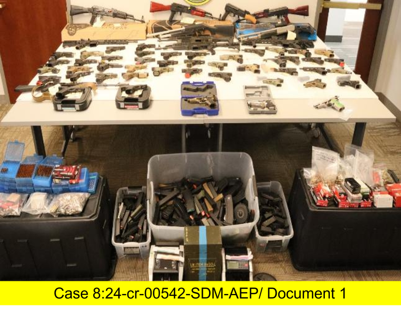 Durante los años 2023 y 2024, Ortega Martínez y sus cómplices traficaron más de 1000 armas de fuego.