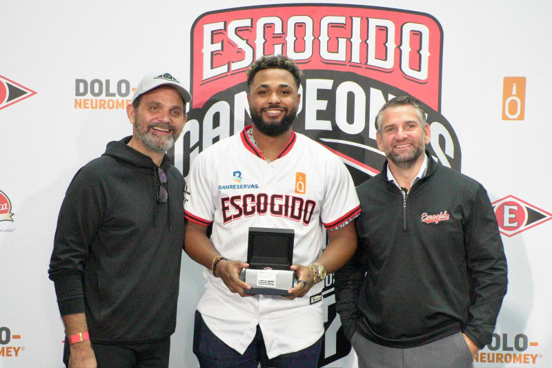 Junior Caminero recibe su anillo de campeón de parte de José Miguel Bonetti y Eduardo Nahri en el acto donde se entregaron los anillos.