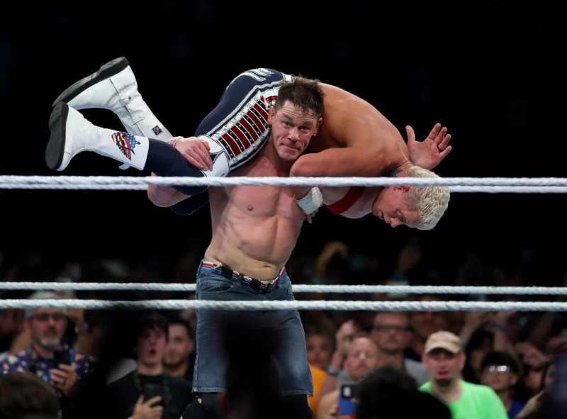 John Cena levanta a Cody Rhodes durante el WWE SummerSlam 2025 en el MetLife Stadium el 3 de agosto de 2025