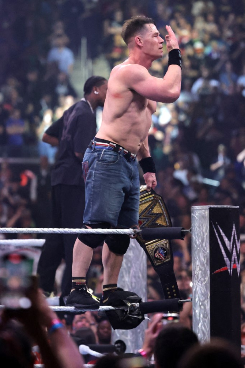 John Cena celebra tras derrotar a Cody Rhodes por el Campeonato Indiscutible de la WWE durante WrestleMania 41 en el Allegiant Stadium el 20 de abril de 2025.