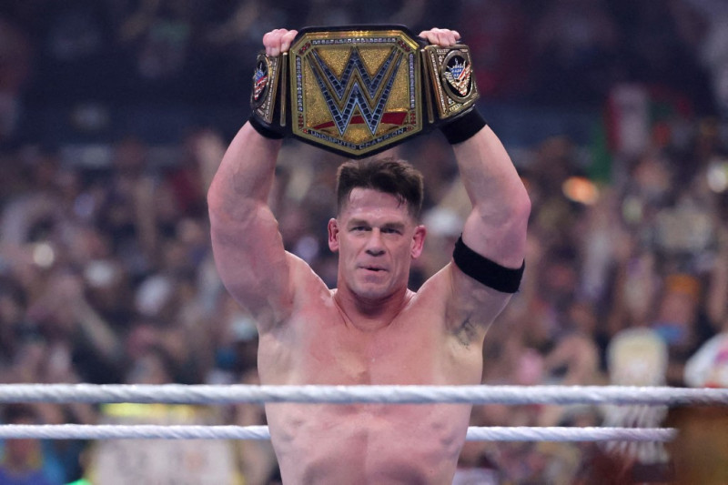 John Cena celebra tras derrotar a Cody Rhodes por el Campeonato Indiscutible de la WWE durante WrestleMania 41 en el Allegiant Stadium el 20 de abril de 2025 en Las Vegas.