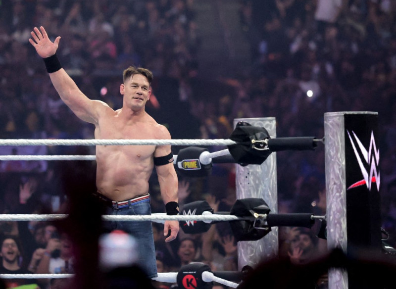 John Cena hace un gesto durante su combate por el Campeonato Indiscutible de la WWE contra Cody Rhodes durante WrestleMania 41 en el Allegiant Stadium el 20 de abril de 2025 en Las Vegas, Nevada.