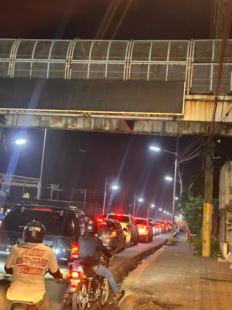 El pasado jueves, cerca de las 10:30 de la noche, se registró un mayúsculo taponamiento en el puente de Villa Mella, pese a que el flujo vehicular a esas horas es menor.