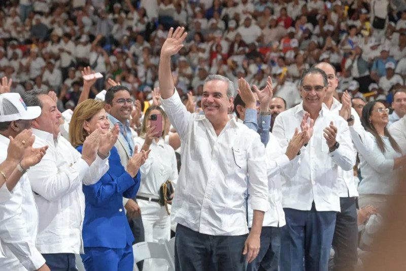 El entonces candidato presidencial Luis Abinader asiste a una juramentación del movimiento "Salud con Luis". En el fondo, Santiago Hazim.