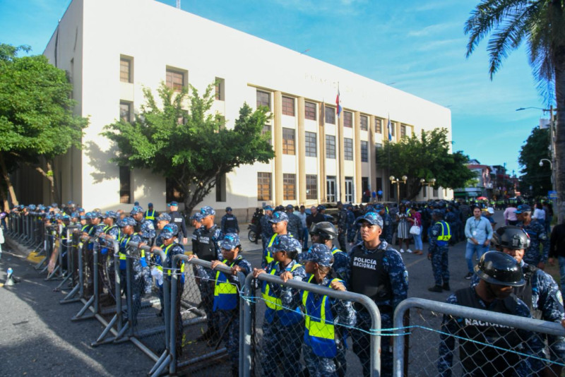 Policías en los alrededores del Palacio de Justicia de Ciudad Nueva por marcha anunciada para exigir justicia por el caso Senasa