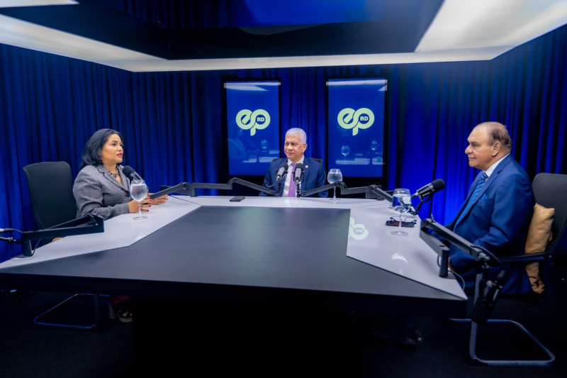 Ricardo De los Santos habla en la Mesa de Podcast del Programa “Entre Periodistas”, que se transmite los domingos por Telesistema, canal 11., bajo la conducción de los periodistas Miguel Franjul y Wendy Santana de Franjul.