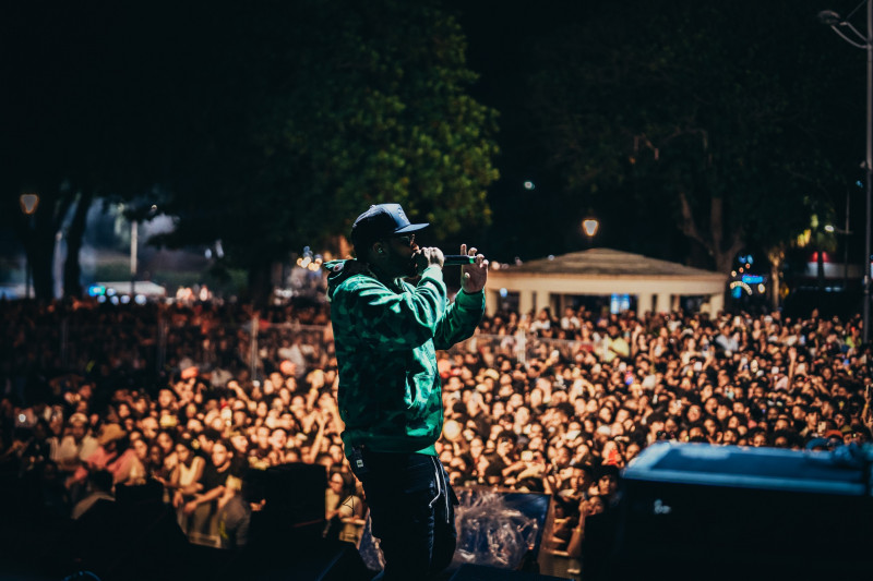El cantante puertorriqueño de música urbana Rauw Alejandro cerró su año 2025 con un concierto gratuito en el parque Eugenio María de Hostos en Santo Domingo la noche del sábado 13 de diciembre.