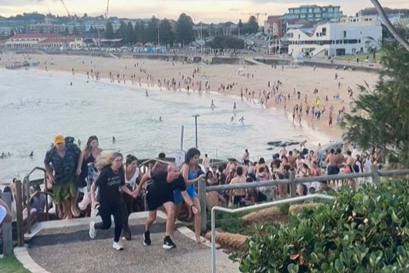 Playa Bondi después de que hombres armados abrieran fuego, en Sydney Australia.
