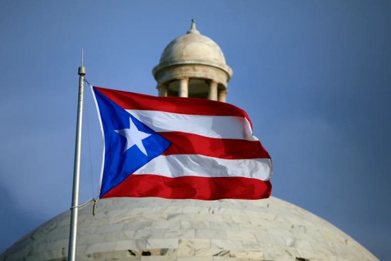 Una bandera puertorriqueña ondea frente al Capitolio en San Juan, Puerto Rico, 29 de julio de 2015.
