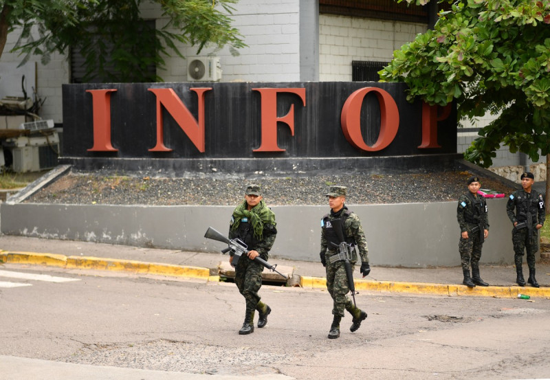 Miembros de la Policía Militar patrullan las inmediaciones de la sede del Instituto Nacional de Formación Profesional (INFOP), donde se realiza el recuento del material electoral de las últimas elecciones presidenciales.
