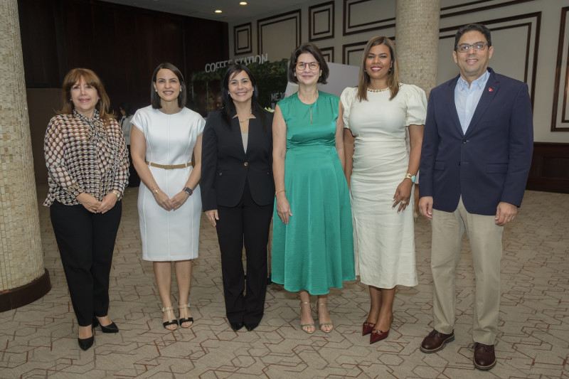 Kathia Mejía, Ana María García, Christy Luciano, Mercedes Ramos, Flora Carrión y Juan Amell