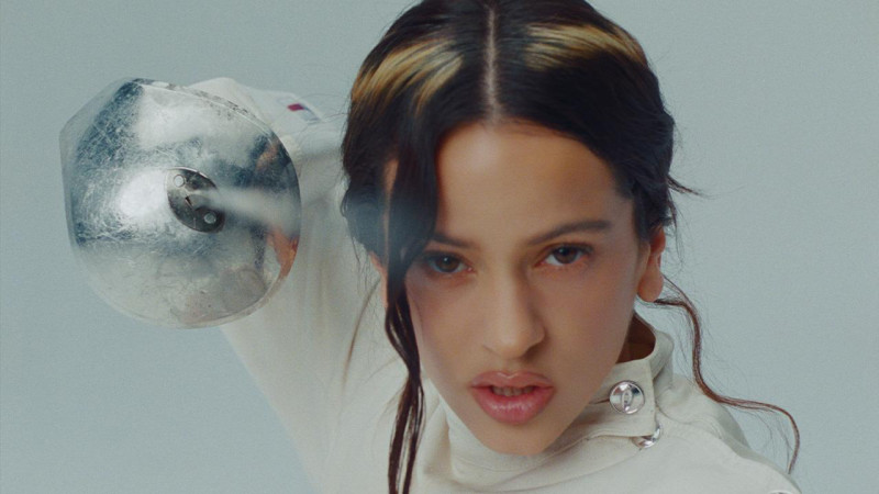 Imagen de Rosalía en el videoclip de "La Perla".