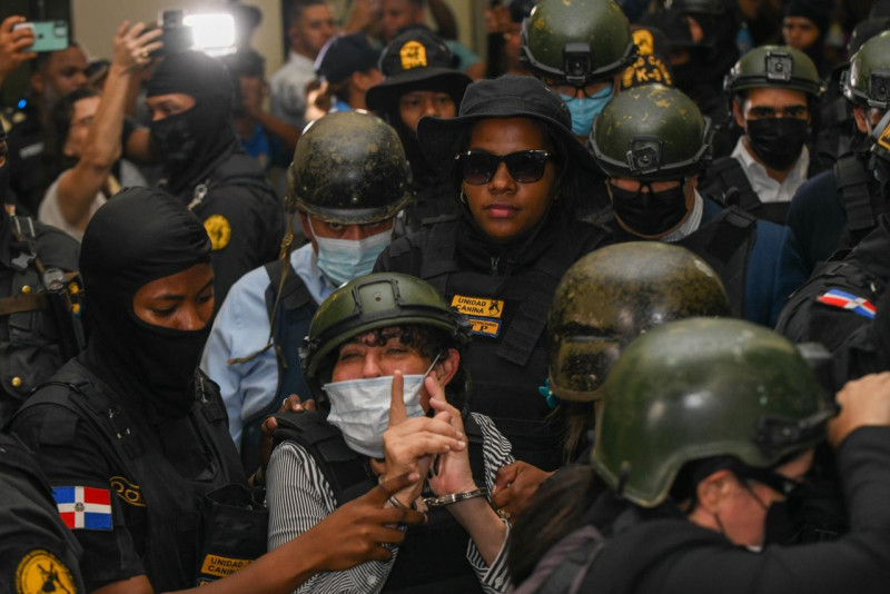 La imputada Ada Ledesma Ubiera sale de la sala de audiencias llorando tras el fallo del juez junto al resto de implicados en el caso Senasa.