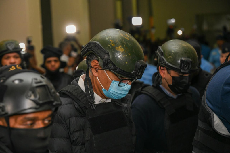 Santiago Hazim, exdirector de Senasa, sale cabizbajo de la sala de audiencia.
