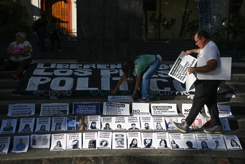 Familiares de presos políticos participan en una manifestación denominada "La mesa de los que esperan", exigiendo su liberación, en la Plaza Bolívar del municipio Chacao de Caracas, el 14 de diciembre de 2025.