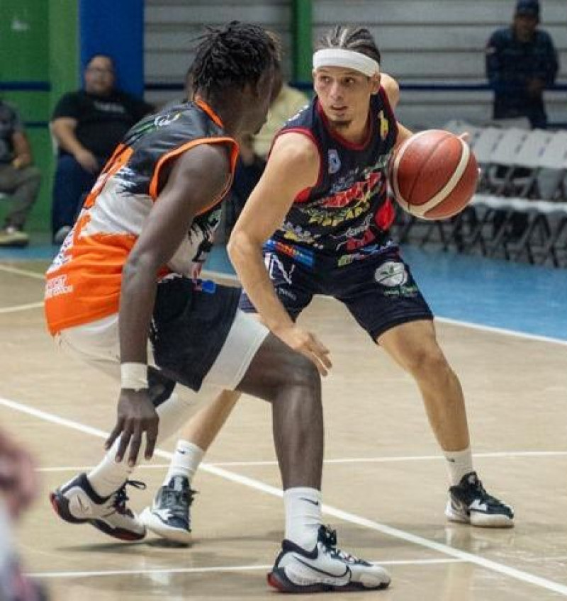 Albert Fernández, del club Centro, es marcado por José Castillo, defensor del club Antonio Guzmán.