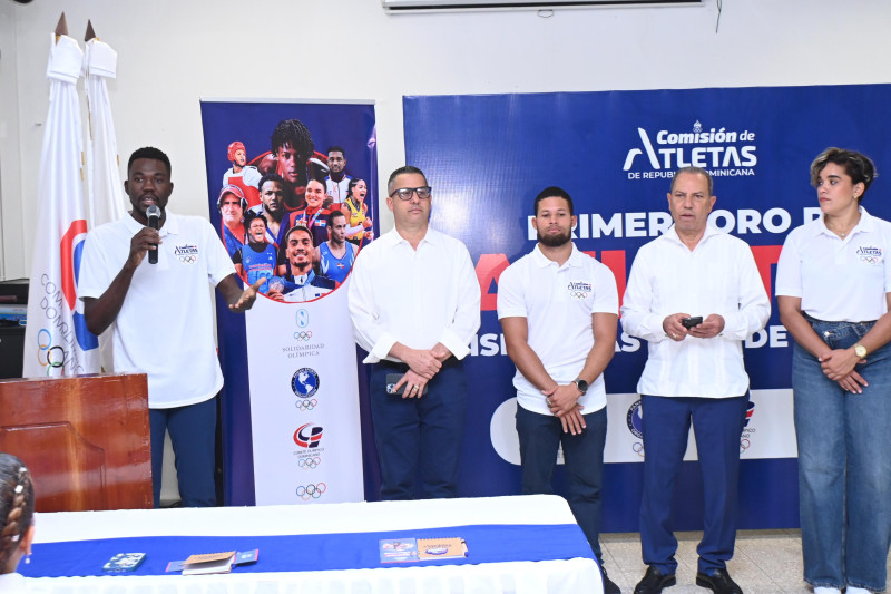 Participación de Luisito Pie  durante el foro de atletas.