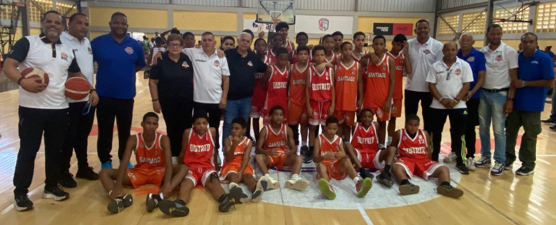 Los jugadores y entrenadores de los equipos minibasket de Santiago y el Distrito Nacional, tras terminar el partido final.