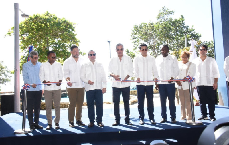 El presidente Abinader acompañado del ministro de la Presidencia, José Ignacio Paliza, el ministro de Turismo, David Collado, el ministro de Medio Ambiente, Paíno Henríquez, y otros funcionarios, corta la cinta inaugural.