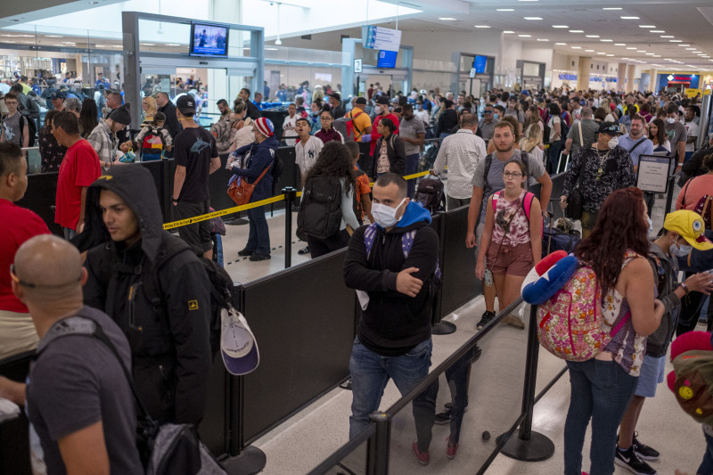 En casi todas las capitales de la región el desafío está en llegar a tiempo. En otras, el problema aparece una vez dentro del terminal, entre filas interminables y controles que avanzan a paso de tortuga.