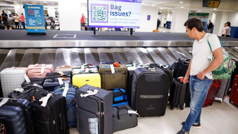 Otros inconvenientes que enfrentan los viajeros son equipajes que demoran en aparecer y sistemas que fallan en horas de mayor afluencia.