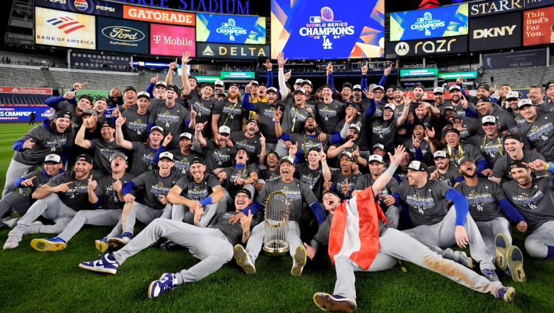 Los Dodgers celebran luego de vencer a los Blue Jays en la Final.