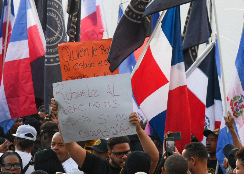 Ciudadanos protestan en las afueras del Palacio de Justicia de Ciudad Nueva por caso Senasa.