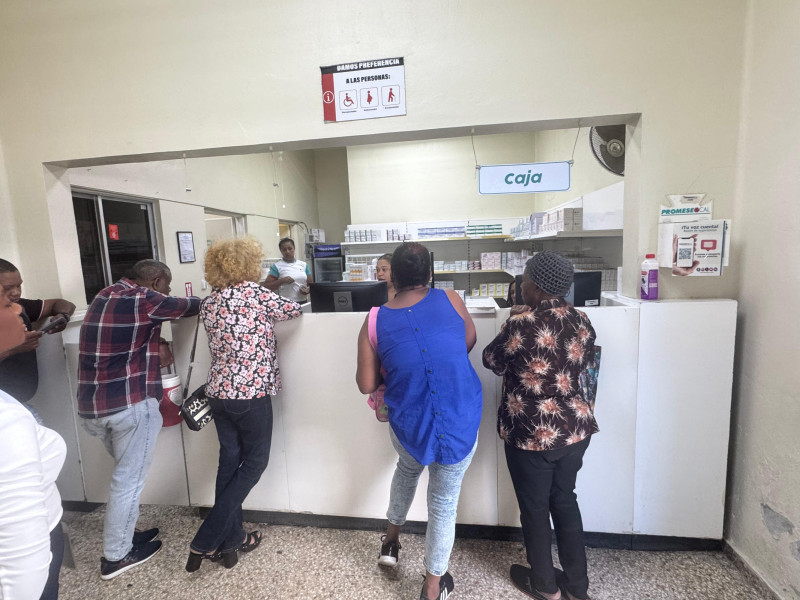 Pacientes buscan adquirir medicamentos en Farmacias del Pueblo ubicadas en hospitales.